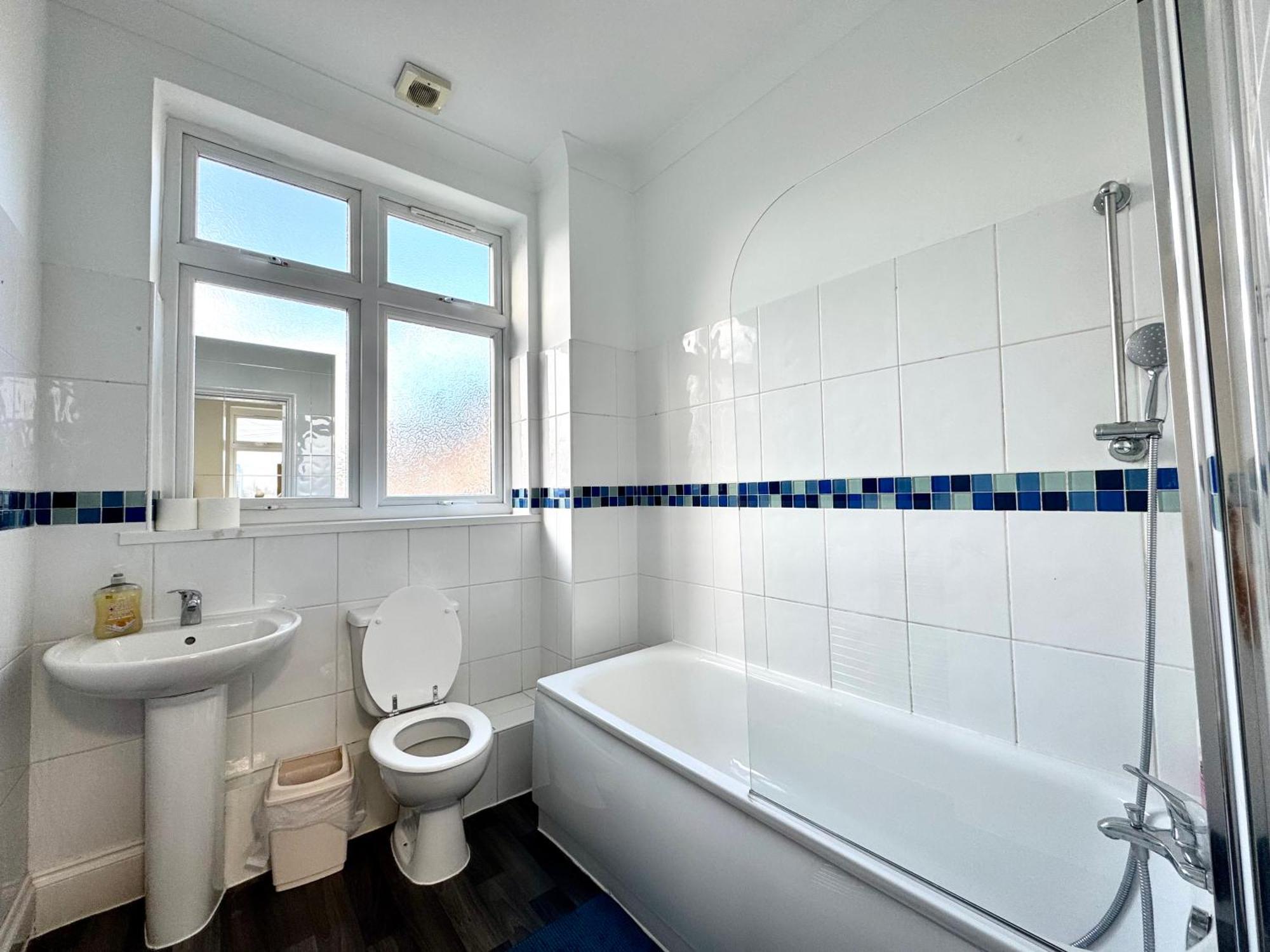 3 Bedrooms Spacious House, Separate Reception, 2 Full Bathrooms, Parking, Garden London Ngoại thất bức ảnh